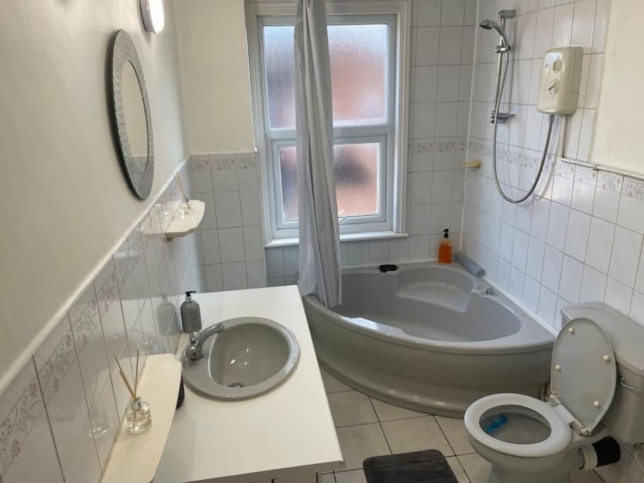 3 Bedrooms Comfortable Home With Jacuzzi Hot Tub Sleeps 10 Λέστερ Εξωτερικό φωτογραφία